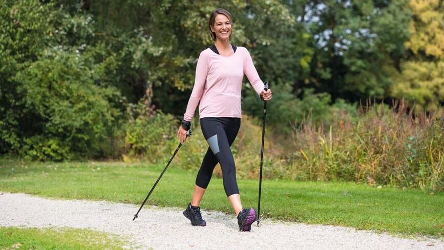 uma mulher está ocupada caminhando para prevenir dores nas costas