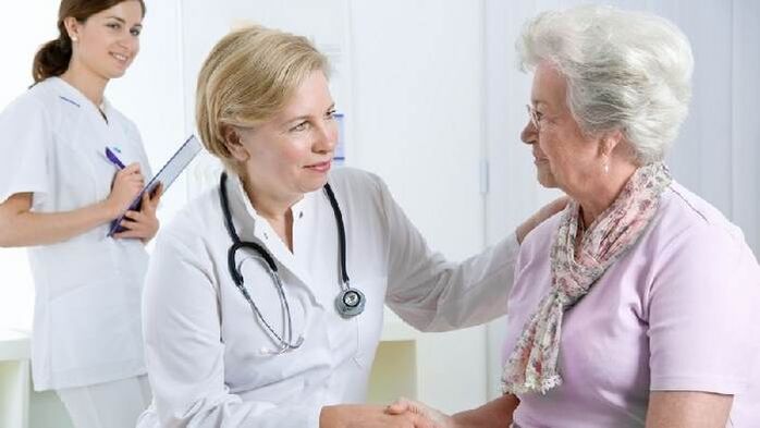 O médico dá ao paciente recomendações para o tratamento da artrose