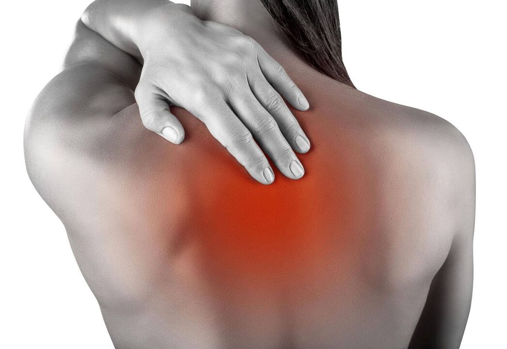 Dor nas costas na região da omoplata causada por doença ou lesão